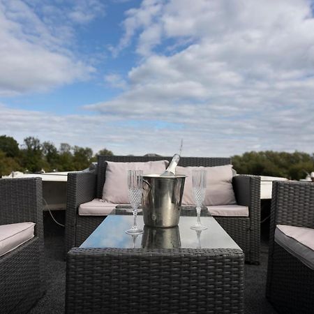 Eucala Motor Yacht Hotel East Molesey Ngoại thất bức ảnh