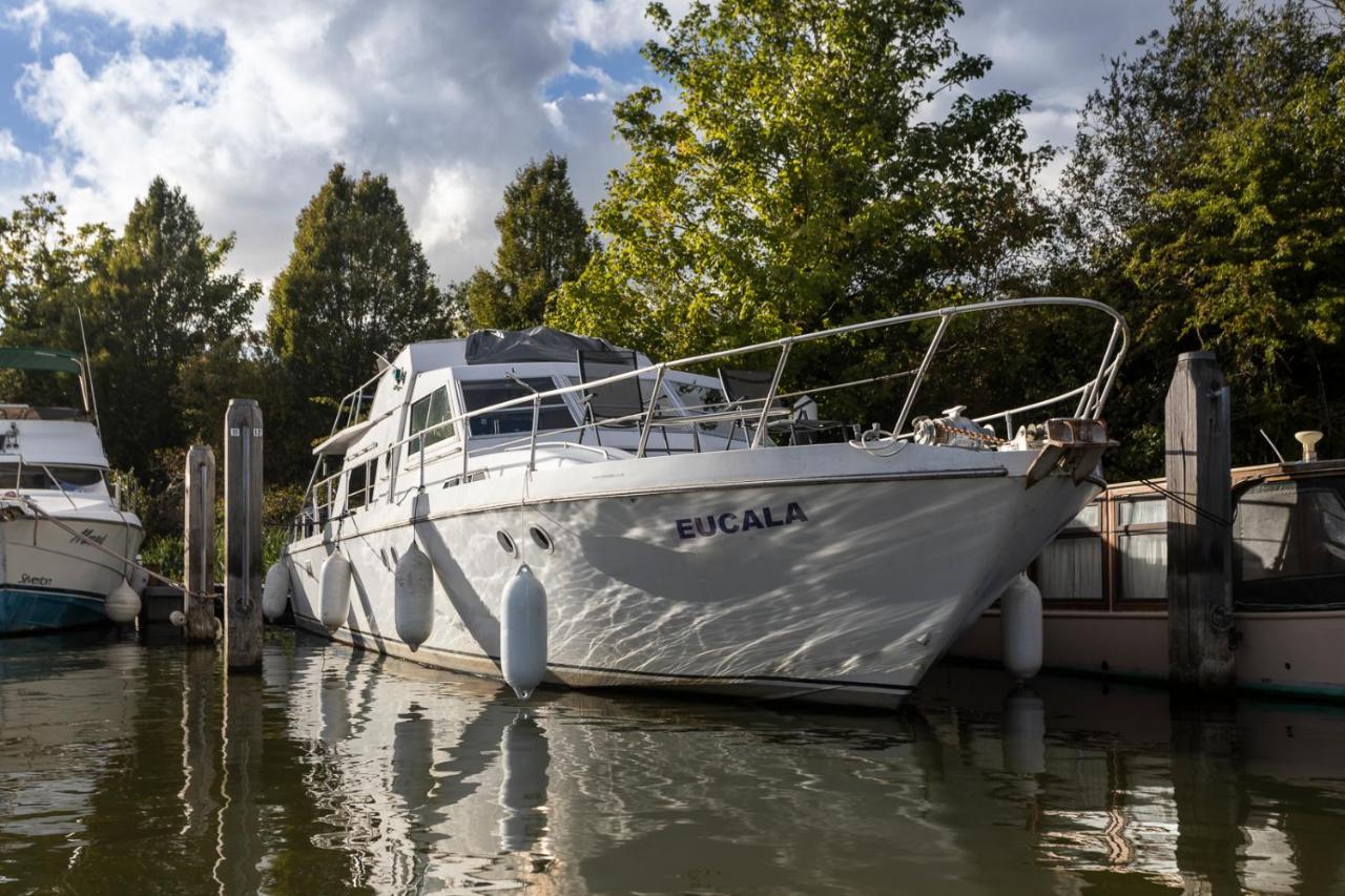 Eucala Motor Yacht Hotel East Molesey Ngoại thất bức ảnh
