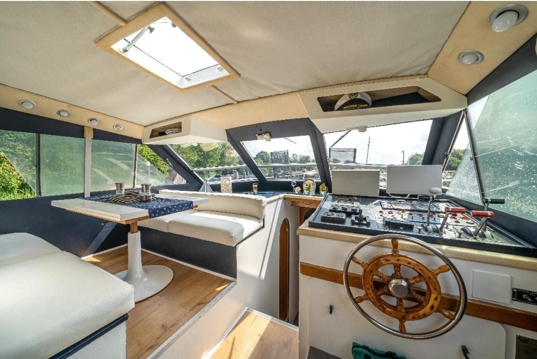 Eucala Motor Yacht Hotel East Molesey Ngoại thất bức ảnh
